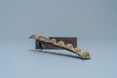 Un fragment de ceinture form&eacute; de t&ecirc;tes de Bouddha en bronze dor&eacute;, Sino-Tibet, 17/18&egrave;me
