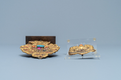 Deux ornements en bronze dor&eacute; incrust&eacute;, Sino-Tibet, 17/18&egrave;me