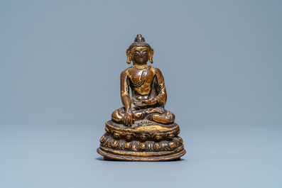 Een Sino-Tibetaanse verguld bronzen figuur van Boeddha Shakyamuni, Ming