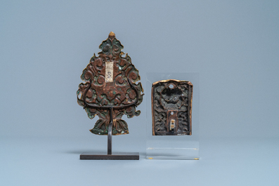 Twee Sino-Tibetaanse ingelegde verguld bronzen ornamenten, 17/18e eeuw
