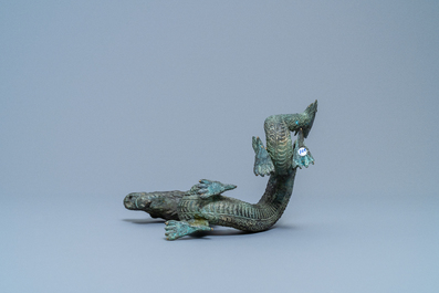 Een Chinees bronzen model van een draak, 19/20e eeuw