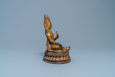 Een verguld bronzen figuur van de Witte Tara, Nepal, 16e eeuw