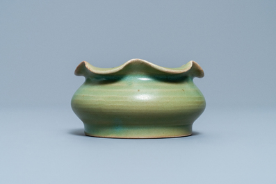 Un lave-pinceaux en porcelaine de Chine c&eacute;ladon de Longquan, Yuan