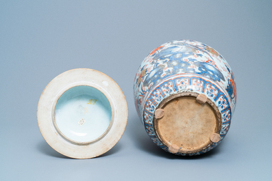 Un vase couvert en porcelaine de Chine de style Imari, Kangxi