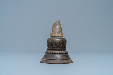 Un stupa en bronze au yasti en cristal de roche, Tibet, 18&egrave;me