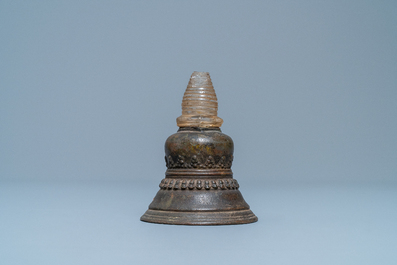 Un stupa en bronze au yasti en cristal de roche, Tibet, 18&egrave;me