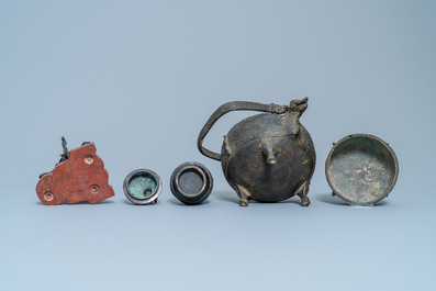 Twee Chinese bronzen wierookbranders, een spiegel en een vaas, Ming en later