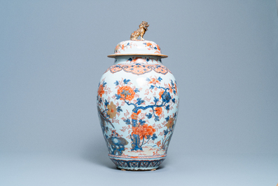 Un vase couvert en porcelaine de Chine de style Imari, Kangxi