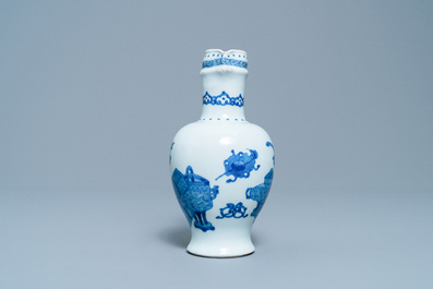 Een Chinese blauw-witte kan met antiquiteiten, Kangxi