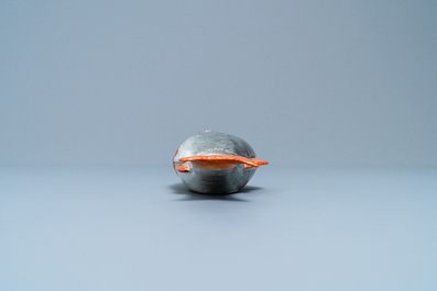 Une terrine couverte en forme de poisson en porcelaine de Chine, Qianlong