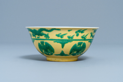 Un bol imp&eacute;rial en porcelaine de Chine en jaune et vert &agrave; d&eacute;cor de dragons et ph&eacute;nix, marque et &eacute;poque de Kangxi