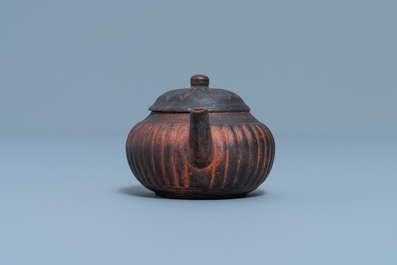 Une th&eacute;i&egrave;re couverte en gr&egrave;s de Yixing en forme de chrysanth&egrave;me, marque en creux, Qianlong