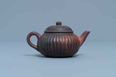 Une th&eacute;i&egrave;re couverte en gr&egrave;s de Yixing en forme de chrysanth&egrave;me, marque en creux, Qianlong