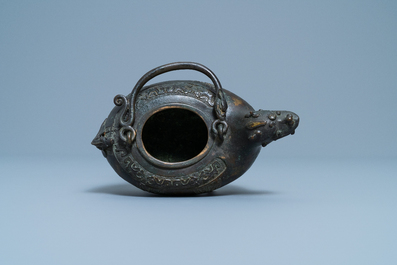 Une verseuse en forme de dragon en bronze, Chine, Qing