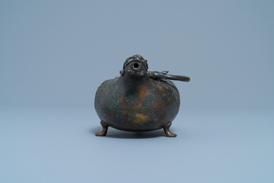 Een Chinese bronzen schenkkan in de vorm van een draak, Qing