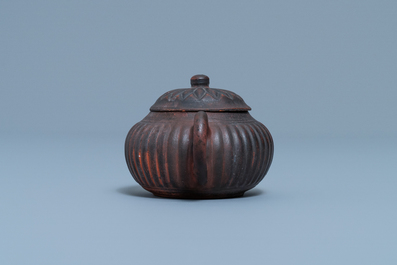 Une th&eacute;i&egrave;re couverte en gr&egrave;s de Yixing en forme de chrysanth&egrave;me, marque en creux, Qianlong