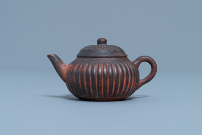 Une th&eacute;i&egrave;re couverte en gr&egrave;s de Yixing en forme de chrysanth&egrave;me, marque en creux, Qianlong