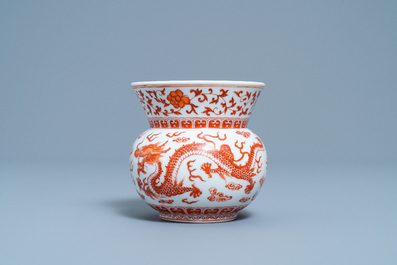Un crachoir ou 'zhadou' en porcelaine de Chine en rouge de fer, Tongzhi
