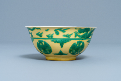 Een keizerlijke Chinese geel en groen geglazuurde 'draken en feniksen' kom, Kangxi merk en periode