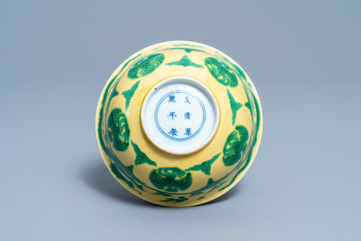Un bol imp&eacute;rial en porcelaine de Chine en jaune et vert &agrave; d&eacute;cor de dragons et ph&eacute;nix, marque et &eacute;poque de Kangxi