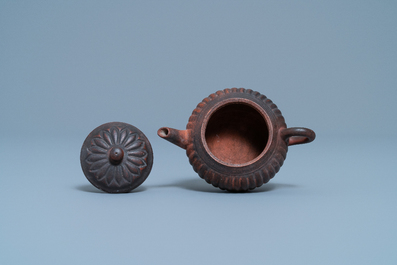 Une th&eacute;i&egrave;re couverte en gr&egrave;s de Yixing en forme de chrysanth&egrave;me, marque en creux, Qianlong