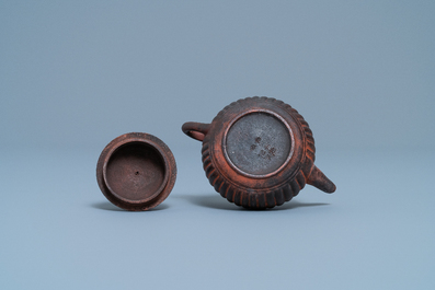 Een Chinese Yixing steengoed 'chrysant' theepot met deksel, zegelmerk, Qianlong