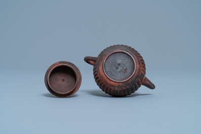 Une th&eacute;i&egrave;re couverte en gr&egrave;s de Yixing en forme de chrysanth&egrave;me, marque en creux, Qianlong