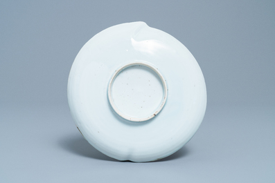 Une coupe en forme de p&ecirc;che en porcelaine de Chine en bleu et blanc ko-sometsuke pour le march&eacute; japonais, Tianqi