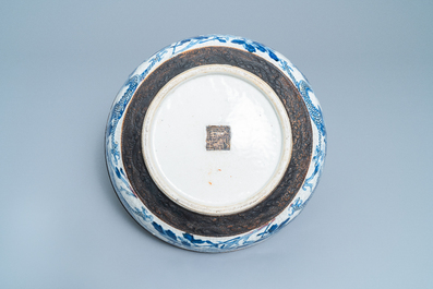Een grote Chinese blauw-witte Nanking craquel&eacute; kom, 19e eeuw
