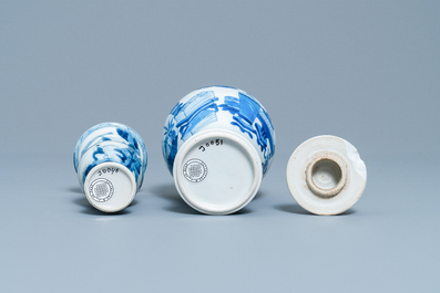 Twee Chinese blauw-witte vazen, Kangxi