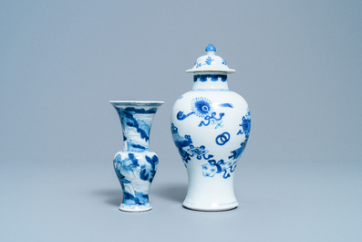 Deux vases en porcelaine de Chine en bleu et blanc, Kangxi