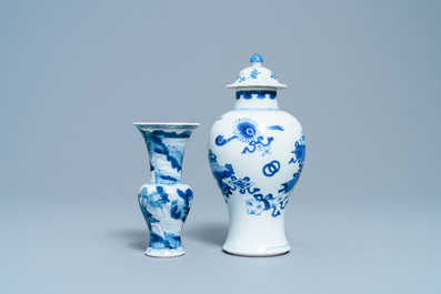 Twee Chinese blauw-witte vazen, Kangxi