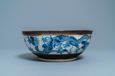 A large Chinese blue and white Nanking crackle-glazed bowl, 19th C.