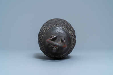 Een Chinese bronzen bel met lotusdecor, Qing
