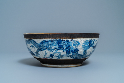 A large Chinese blue and white Nanking crackle-glazed bowl, 19th C.