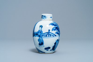 Une bo&icirc;te &agrave; th&eacute; couverte en porcelaine de Chine en bleu et blanc, Kangxi