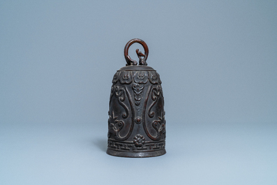 Een Chinese bronzen bel met lotusdecor, Qing