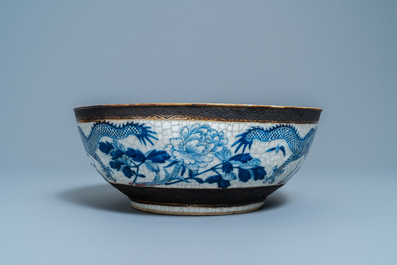 Een grote Chinese blauw-witte Nanking craquel&eacute; kom, 19e eeuw