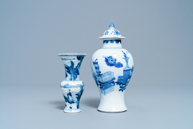 Twee Chinese blauw-witte vazen, Kangxi