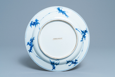 Un plat en porcelaine de Chine en bleu et blanc &agrave; d&eacute;cor de musiciens, Kangxi