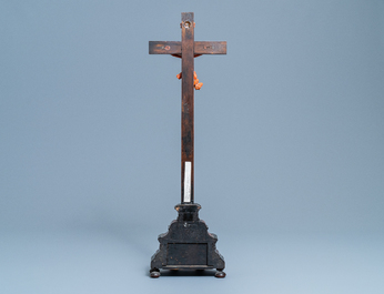 Un crucifix au Christ en corail sculpt&eacute;, Trapani, Sicile, Italie, 17&egrave;me