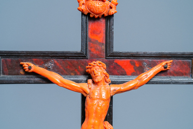 Een crucifix met Christus in koraal, Trapani, Sicili&euml;, Itali&euml;, 17e eeuw