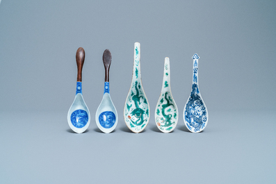 Vijf Chinese blauw-witte en polychrome 'draken' lepels, 19/20e eeuw