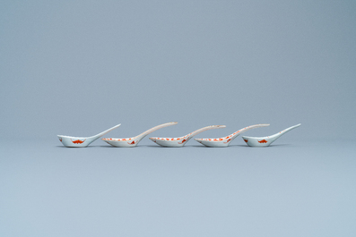 Cinq cuill&egrave;res en porcelaine de Chine en rouge de fer, dont trois marque et &eacute;poque de Daoguang
