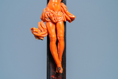 Un crucifix au Christ en corail sculpt&eacute;, Trapani, Sicile, Italie, 17&egrave;me