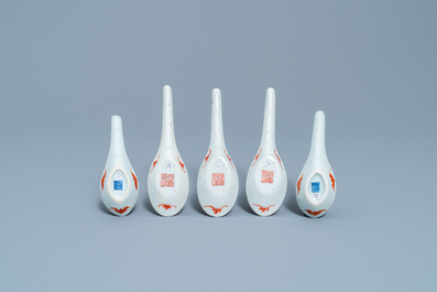 Cinq cuill&egrave;res en porcelaine de Chine en rouge de fer, dont trois marque et &eacute;poque de Daoguang