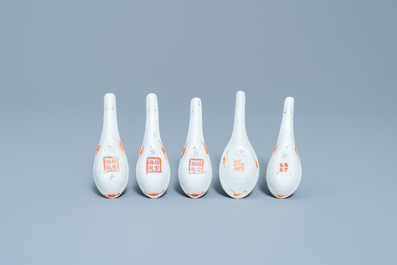 Cinq cuill&egrave;res en porcelaine de Chine famille rose, 19&egrave;me