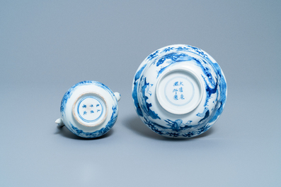 Une verseuse et un bol au tigre en porcelaine de Chine en bleu et blanc, marque et &eacute;poque de Kangxi