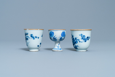 Twee Chinese blauw-witte wijnkoppen en een stem cup, Transitie periode