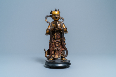 Une figure d'un servant en bronze dor&eacute; et laqu&eacute;, Chine, Ming